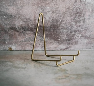 Support de livre minimaliste doré avec structure en A ouverte pour l'affichage de plats, d'œuvres d'art, de photos et l'organisation des étagères - Product Image 5
