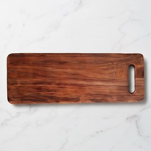 Elegante Tabla de Cortar Rectangular Larga de Madera Marrón con Asa Recortada para Cocina - Product Image 1