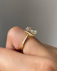 Bague de fiançailles pour femme en or massif 14 carats, sertie d'un diamant de laboratoire taille émeraude 5 carats, style tulipe, monture solitaire sertie clos - Product Image 1