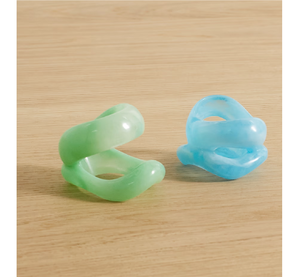 Anneaux de serviette en résine de haute qualité, design ajouré, largeur 4,5 cm, vert et bleu, accessoire de décoration de table - Product Image 1