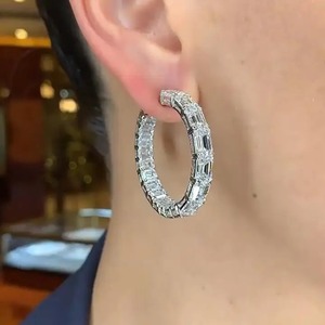 Pendientes de Aro para Mujer con Moissanita 925, Corte Esmeralda, en Plata de Ley con Baño de Oro Blanco, Pendientes de Aro con Diamantes en Venta - Product Image 2