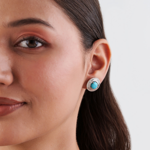 Nouvelle collection tendance de boucles d'oreilles à clous en or blanc 14 carats, avec turquoise taille cabochon et diamants ronds en double grappe, fabriquées à la main - Product Image 4