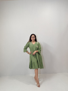 Robe midi décontractée vert olive à volants pour femme avec motifs brodés, col en V et manches trois quarts pour un usage quotidien - Product Image 2