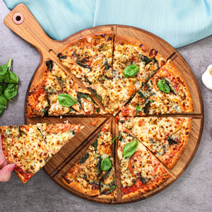 Tabla de cortar y servir pizza de madera de acacia vietnamita al por mayor con ranuras integradas para porciones y asas - Product Image 4
