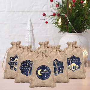 Sac cadeau en toile de jute brun naturel avec fermeture à cordon - Product Image 2