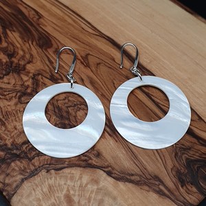 Boucles d'oreilles ovales en nacre polie, bijoux artisanaux naturels, objets d'art de collection, pour fêtes et mariages - Product Image 1