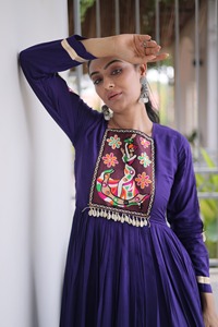 Vestido Tradicional de Diseñador con Bordado Kutchi Gamthi, Tela de Rayón Pesado, Listo para Usar, Especial para Navratri - Product Image 4