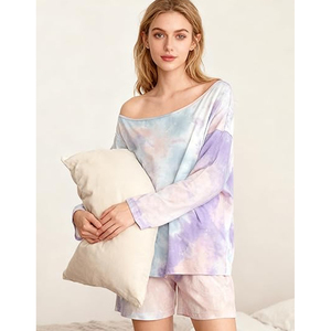 Conjunto de dos piezas de ropa informal para estar en casa, compuesto por una camiseta oversize de cuello redondo para mujer y pantalones cortos de ciclismo, con efecto tie-dye. - Product Image 3