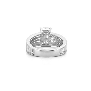 Anillo de compromiso de oro blanco de 14K con diamante cultivado en laboratorio de corte esmeralda de 4.15 CT y piedras laterales de baguette engastadas en canal. - Product Image 3