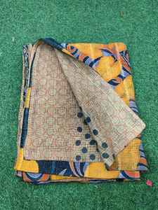 Colcha de Algodón Kantha Hecha a Mano, Manta Reversible India Cosida a Mano, Manta Pesada de Sari Antiguo con Patchwork - Product Image 5