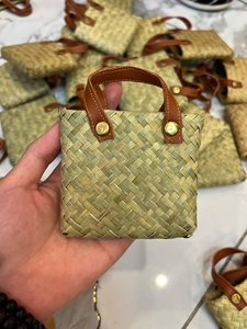 Porte-clés artisanal en feuille de palmier avec motif de fleur de lotus, écologique, style asiatique, cadeau idéal pour les affaires et les fêtes - Product Image 1