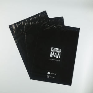 ถุงพลาสติกกันฉีกสีดำสำหรับส่งเสื้อผ้า พร้อมโลโก้สั่งทำพิเศษ - Product Image 2