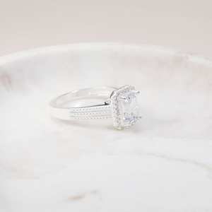 Bague de mariage classique en moissanite taille émeraude avec halo de diamants pour femme, en argent sterling 925, cadeau d'anniversaire raffiné pour partenaire - Product Image 3