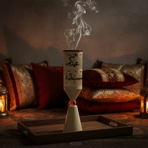 Ce brûleur d'encens festif présente un magnifique design de calligraphie arabe et un grand support entouré de pétales de rose pour parfumer l'ambiance. - Product Image 2