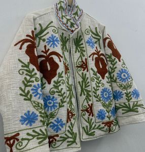 Manteau d'hiver blanc bohème en coton brodé floral Suzani, veste coupe-vent en TNT tricoté, col mandarin épais non tissé - Product Image 5