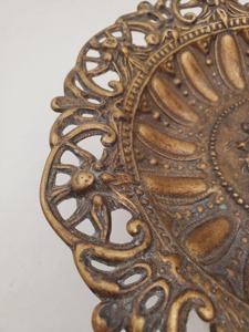 Cuenco decorativo estilo real de metal dorado, perfecto para uso diario, exhibición de frutas en la mesa y para cestas de regalo. Hecho a mano en India. - Product Image 6