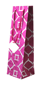 Sac à vin de luxe en papier recyclé rose imprimé batik, fait main, avec poignées en ruban de satin assorties et impression argentée métallisée - Product Image 3