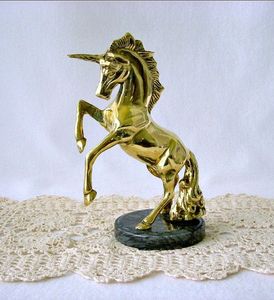 Sculpture élégante en laiton représentant un licorne, objet décoratif pour bureau et arrangement artistique contemporain - Product Image 1