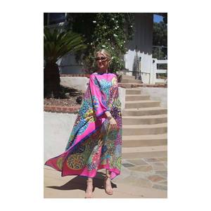 Vestido Kaftán de Seda con Estampado Floral para Mujer, Ideal para Usar en Resorts o como Cubrebañador - Product Image 1