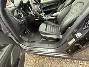 Alfa Romeo Stelvio Quadrifoglio SUV 2023, Listo para Envío a Todo el Mundo - Product Image 2