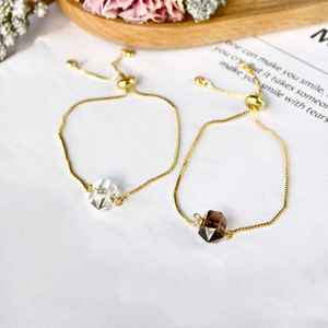 Bracelet ajustable en argent sterling 925 plaqué or 14 carats avec breloques en cristal de guérison, quartz blanc et quartz fumé - Product Image 1