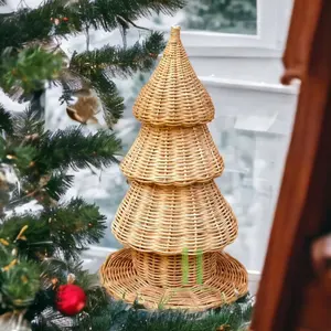크리스마스 장식을위한 핫 세일 등나무 소나무 바구니 HNH 공예에서 크리스마스 휴가를위한 새로운 디자인 등나무 크리스마스 트리