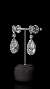 Boucles d'oreilles en or blanc avec diamant synthétique de laboratoire de luxe taille poire 5 carats - Product Image 3