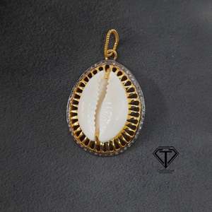 Colgante de Concha de Cauri Chapado en Oro de 18K con Circonitas Pavé, Acabado en Rodio, Joyería Hecha a Mano con Diseño de Cruz - Product Image 1