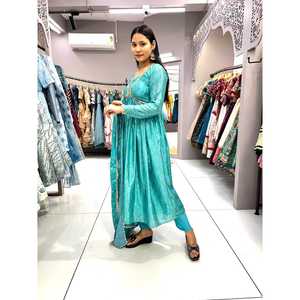 DESIGNER CHINON BRODERIE DENTELLE TRAVAIL ALIA CUT ROBE BAS AVEC DUPATTA SKY - Product Image 3