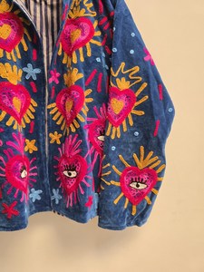 Veste en coton brodée motif cœur vibrant bleu marine, style audacieux, parfaite pour les amateurs de bohème, avec œil porte-bonheur artisanal - Product Image 5