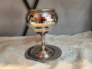 Verre en cuivre finition argentée à motif martelé, idéal pour servir le vin lors d'événements, de réceptions ou pour la consommation à la maison. - Product Image 3