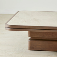 Table basse artisanale en bois recyclé avec variations de grain naturel et finition mate, design personnalisable, forme sur mesure, salon