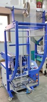 Machine d'emballage compacte semi-automatique de type seau pour le remplissage de sachets avec des pièces de contact en acier inoxydable