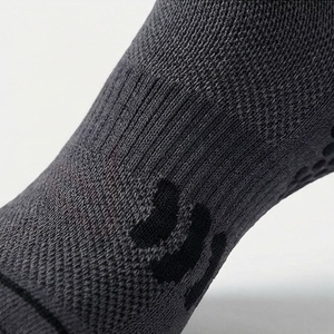 Chaussettes hautes pour hommes, couleur unie, tricotées, respirantes, en spandex et polyester, chaussettes de sport, style régulier d'été - Product Image 5