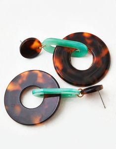 Boucles d'oreilles pendantes en résine de style européen et américain, motif fleur éternelle - Product Image 1