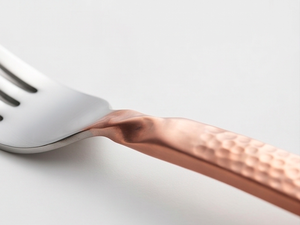 Ensemble de couverts élégants en cuivre avec poignées torsadées au design martelé, en acier inoxydable, lot de 5, parfait pour les mariages et les restaurants - Product Image 2
