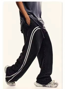 Pantalones Deportivos Extra Grandes de Felpa Francesa Personalizados con Franja Lateral y Logotipo Bordado, Pantalones Anchos con Lavado Ácido, Estilo Urbano - Product Image 3
