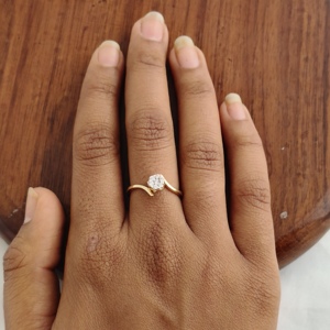 Anillo Solitario de Diamantes en Oro Amarillo de 14K, Diseño Moderno de Banda Abierta, Joyería Fina para Mujer, Uso Diario y de Fiesta, Acabado Pulido, Regalo - Product Image 5