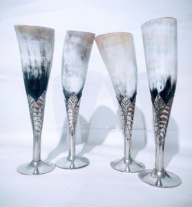 Verre à vin en corne fait main de qualité export avec support métallique – Verre pour eau, jus, bière et objet de collection – Disponible à la vente - Product Image 5