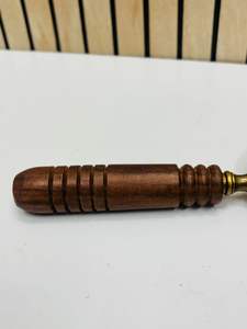 Loupe grossissante de 4 pouces en laiton finition antique avec poignée ronde en bois - Product Image 2