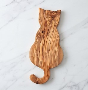 Tabla de cortar de madera de olivo con forma de gato, hecha a mano, con orificio para colgar - Product Image 1