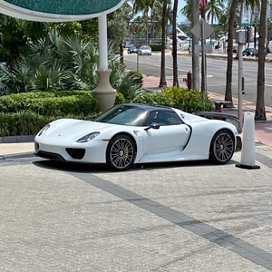 Porsche 918 Spyder : Voiture de sport hybride de luxe très demandée, supercar haut de gamme à accélération rapide, disponible pour les acheteurs internationaux - Product Image 6