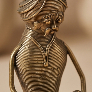 Figurine artisanale Dhokra en laiton représentant un musicien tribal avec un tambour traditionnel, sculpture d'art populaire indien faite à la main, décoration intérieure - Product Image 4