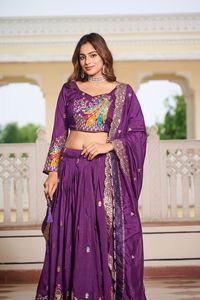 Ensemble Lehenga Choli Dupatta en micro-coton avec broderie lourde, travail de sequins et de fils, et cancan en toile avec Dori - Product Image 3