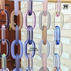 Décoration murale suspendue en chaîne de maillons acryliques transparents et colorés en résine surdimensionnée pour l'aménagement intérieur de maisons de luxe - Product Image 5