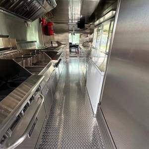 Food truck au design rouge et blanc, avec images de nourriture et fenêtre de service, pour événements de restauration en plein air - Product Image 6