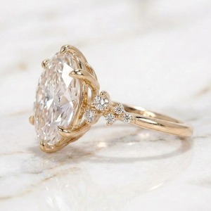 Anillo de Compromiso con Diamante Cultivado en Laboratorio de 5 Quilates, Corte Ovalado, Oro de 14K, Diseño Floral con Piedras Laterales, Lujoso, para Novia, con Engaste de 6 Puntas - Product Image 3