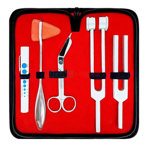 Marteau de réflexes de Taylor avec diapasons C128 et C512, ciseaux à pansements, jauge pupillaire, stylo lampe, étui de transport – Kit de 6 pièces - Product Image 1