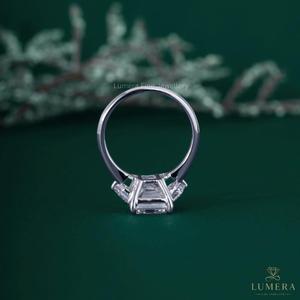 Bague de fiançailles en or blanc 18 carats avec trois diamants de laboratoire taille émeraude de 5,8 carats et pierres latérales trapézoïdales, certifiée IGI, luxe - Product Image 6