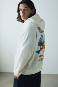 เสื้อฮู้ดดี้ผู้ชายโลโก้แบบกำหนดเอง คุณภาพพรีเมียม ผ้าฟลีซ สวมหัว สไตล์ลำลอง สตรีทแวร์ - Product Image 4